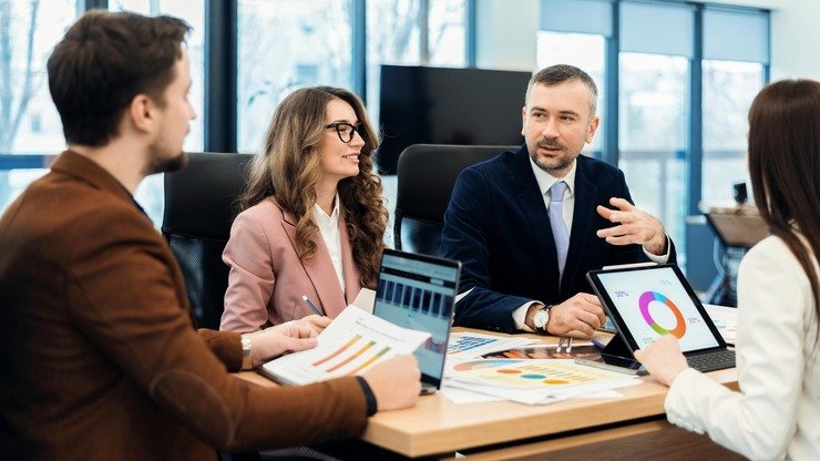 Reunión de equipo directivo en una oficina